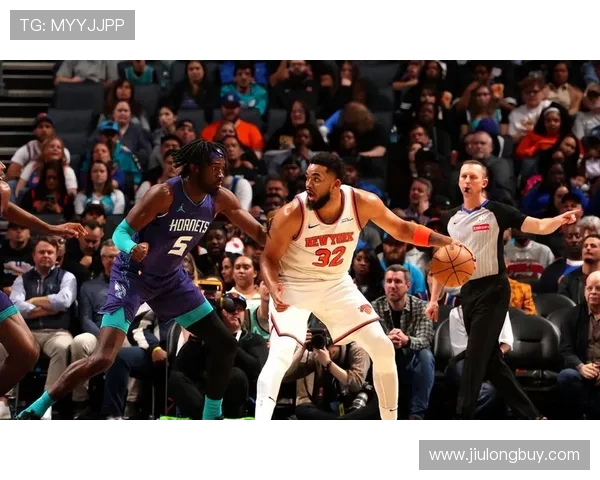 马刺与勇士季后赛第三场激战回顾球星表现与战术分析