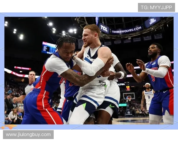 首轮对决快船勇士激战正酣谁能在季后赛中笑到最后